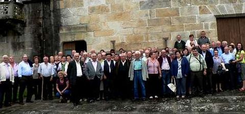 Los cien vecinos de Touro visitaron varias localidades de la Costa da Morte.