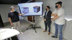 Demetrio G�mez, Iago Barbeito y Roxelio Carballo, con el modelo de bolardos creado expresamente para Monte Porreiro