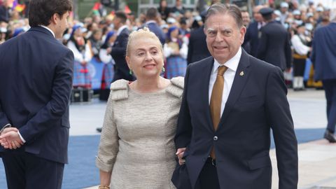 Alfredo Canteli, alcalde de Oviedo, junto a su mujer en la entrada de los Premios Princesa de Asturias 2025
