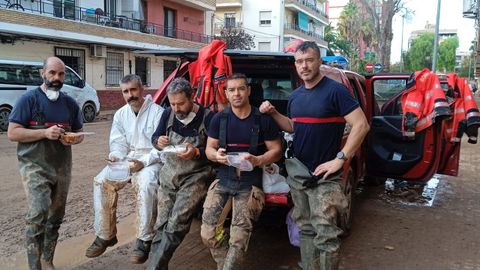 Los cinco primeros profesionales voluntarios del Consorcio de Bombeiros de Pontevedra desplazados a la zona 0 de la dana, durante una breve parada para comer entreintervencin e intervencin