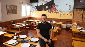 Jos� Guti�rrez es natural de Santiago, y tras unos a�os trabajando en Madrid como matem�tico, decidi� volver y recuperar la pulper�a Santa Luc�a