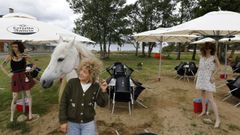 Marina Dovale en la terraza del chiringuito Kenia, en imagen de archivo, con su caballo