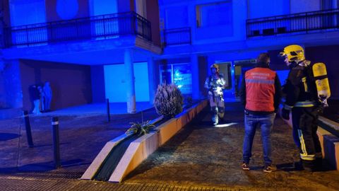 Bomberos y Protecci�n Civil se desplazaron a un edificio de San L�zaro, en Viveiro, en el que ardi� un cuadro el�ctrico