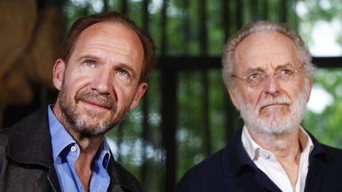 El actor Ralph Fiennes, acompañado por el director Uberto Pasolini.