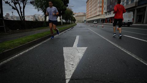 El Paseo Mar�timo de A Coru�a ha ganado carriles al tr�fico para aumentar la distancia social entre deportistas y viandantes
