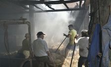 Los vecinos retiraron la hierba seca a mano para apagar las llamas que destrozaron el tejado. 