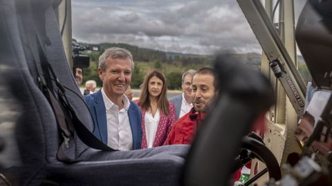 El presidente Alfonso Rueda, este martes en la base area Vern-Oimbra de lucha contra los incendios en la frontera hispanolusa