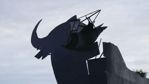 El toro de Osborne de Coir�s, decapitado por el viento. 