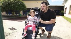 Usuarios de la escuela infantil As Landras, de Carballo, saliendo ayer del centro