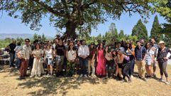Foto de familia de los participantes en la jornada de Fixar en el coliving de Lobeira.