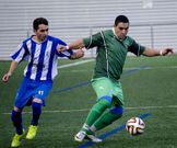 El corcubion�s Gorka presiona a Juan Lagoa (Coristanco). 