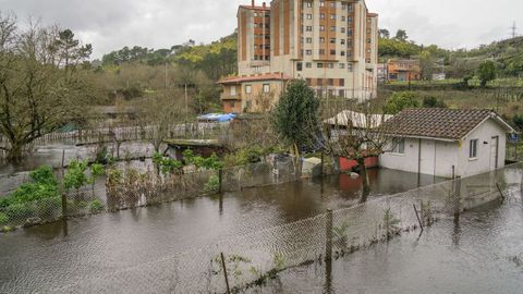 Las aguas del Veronza y el Avia han inundado algunas zonas de la capital de O Ribeiro