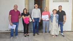 Representantes de PSOE y BNG tras firmar un acuerdo para una mocin de censura en Viana do Bolo