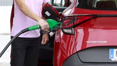 Imagen de archivo de un hombre echando carburante a su veh�culo