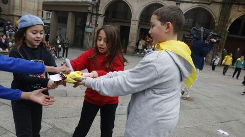 Los escolares se lo pasaron en grande luchando por los muecos