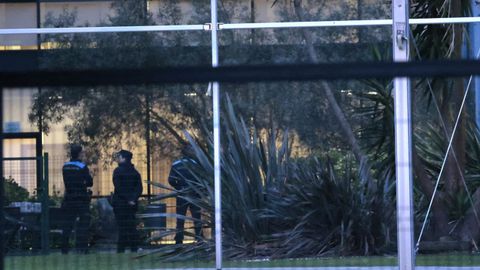 Agentes de la Polic�a Local y de la Polic�a Nacional, a las puertas de la residencia Domusvi de Viveiro