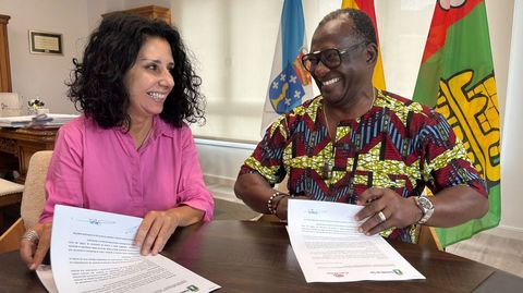 Margarita Lamela y Desire Kouakou, en la firma del convenio 