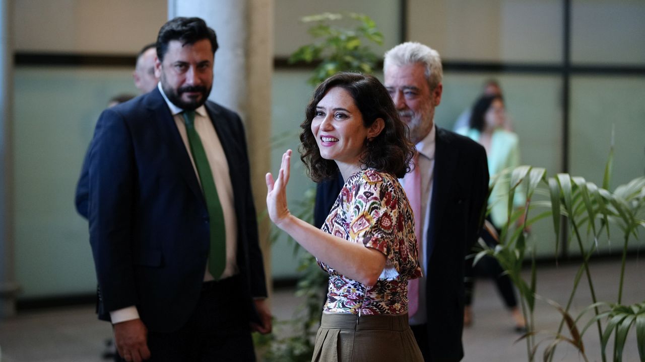 Ayuso reaparece en el Pleno de la Asamblea de Madrid entre besos y abrazos