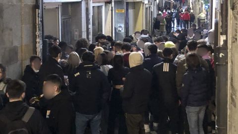 El primer sábado de enero, alrededor de 50 jóvenes hacían botellón en la Rúa Nova de Lugo