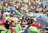 AYER, D�A DE PLAYA. Las bajas temperaturas de la primera mitad del mes de agosto dejaron paso ayer al sol y a la playa. La gente aprovech� el buen tiempo desde primera hora de la ma�ana en arenales como el de Doni�os -en la foto-, donde tambi�n se prev� una gran afluencia para hoy. 