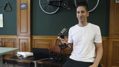 David Esquenazi con el equipo con el que graba a vecinos de aldeas gallegas para preservar su memoria oral