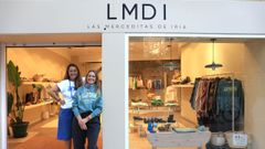 Las hermanas Zald�var en la fachada del nuevo local de Las Merceditas de Iria situado en la calle de Garc�a Camba, Pontevedra.