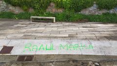 Pintada hom�foba en el muelle de Santa Cruz de Oleiros
