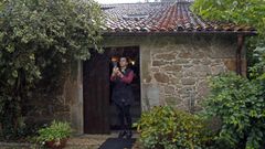 Imagen de archivo de una mujer intentando conseguir cobertura para su tel�fono m�vil