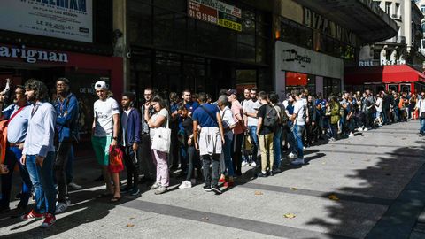Aficionados haciendo cola en la tienda del PSG de los Campos El�seos para comprar la camiseta de Neymar