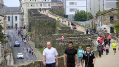 Ciudadanos caminando por la muralla de Lugo y por la ronda que la circunda