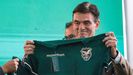 El presidente electo de Bolivia, Rodrigo Paz, sostiene una camiseta de la selección nacional de fútbol durante un evento en La Paz