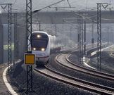 Un tren circulando por la v�a impar en Angrois. El perito cree que la v�a paralela da m�s garant�as de seguridad.
