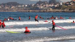 Papanoeles surferos en la playa de Patos