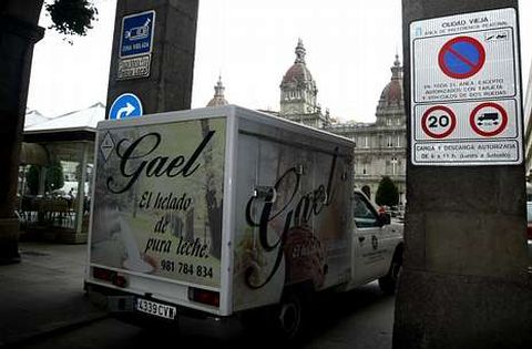 Los negocios tienen permitido el paso de veh�culos para carga y descarga. 