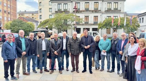 Besteiro estuvo acompaado de alcaldes, concejales y otros cargos socialistas en su visita a O Barco.