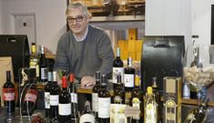 Moncho Ramiro Dom�nguez, en la bodega de la calle Gran V�a, abierta desde hace unos 60 a�os. 