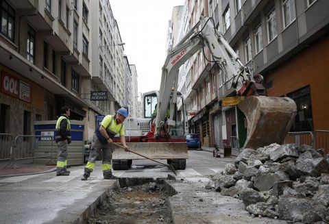 <span lang= es-es >Obras y presupuestos</span>. Una de las discrepancias entre la Marea y el PSOE es el baj�n de inversiones previstas para obras de urbanizaci�n, que bajan de algo m�s de diez millones a menos de cinco. 