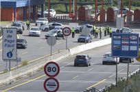 Control rutinario de la Guardia Civil, ayer por la tarde, en el peaje de Arteixo de la autopista AG-55. 