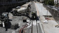 Imagen de la v�a con el tercer carril para ancho internacional en pleno casco urbano de Ourense