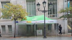 El Concello de Ourense contrat&oacute; una carpa para la calle del Paseo desde la que se reparten folletos informativos sobre la zona de bajas emisiones, pero a&uacute;n no hay fecha para la oficina que ayudar&aacute; a los ourensanos a resolver sus dudas y tramitar sus solicitudes de acceso.