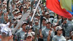 Miembros de la milicia bolivariana desfilan por la localidad venezolana de Carayaca.
