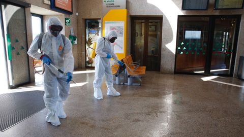 Militares de la UME desinfectandoel entorno de la estaci�n de trenes