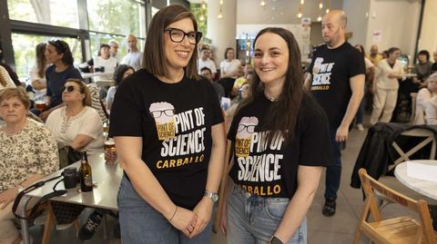 Isabel Garc�a y Olalla Rama charlaron de autismo y ciberseguridad ayer en la cafeter�a del mercado municipal 