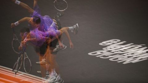 El franc�s Manuel Ginard devuelve la bola ante el argentino Francisco Cer�ndolo durante su partido ante en el Gij�n Open ATP 250