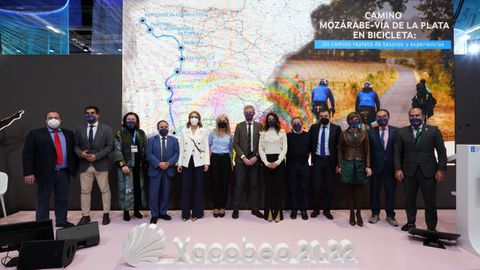 Representantes de Galicia, Castilla y Len, Extremadura y Andaluca en la presentacin del programa Camio Mozrabe en bicicleta en Fitur.