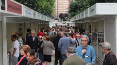 Público en la primera jornada de la Feria del Libro de Gijón, en Begoña