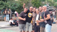 El alcalde, con los fans. El concierto de los Guns N' Roses se celebr el 12 de junio pese a que, segn la promotora, corri riesgo. Abel Caballero no acudi de presentador del evento, como hace en todos los recitales. El Concello ya haba anulado los 1,9 millones. Pero el alcalde s estuvo en el entorno de Balados hacindose fotos con los fans.