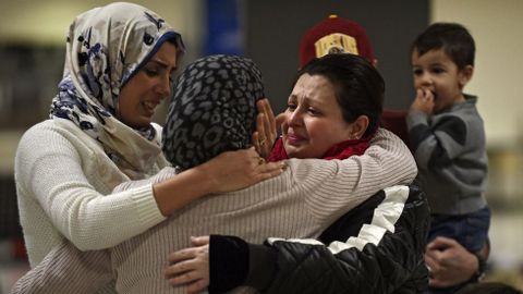 Una familia iraqu� de Woodbrige, Virginia, da la bienvenida a una pariente en el aeropuerto internacional de Duller en Sterling, Virginia