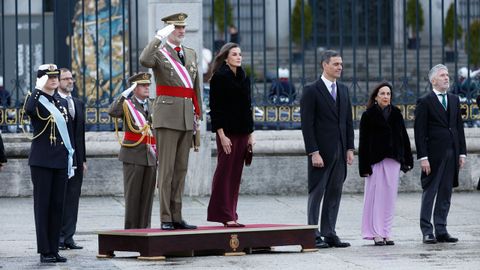 Los reyes Felipe VI y Letizia, junto a la Princesa de Asturias, el presidente del Gobierno, Pedro Snchez, la ministra de Defensa, Margarita Robles, y el ministro del Interior, Fernando Grande-Marlaska, escuchan el himno nacional.