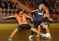 La burelistas Peque y Lidia cierran el paso a la atl�tica Ju Delgado. 